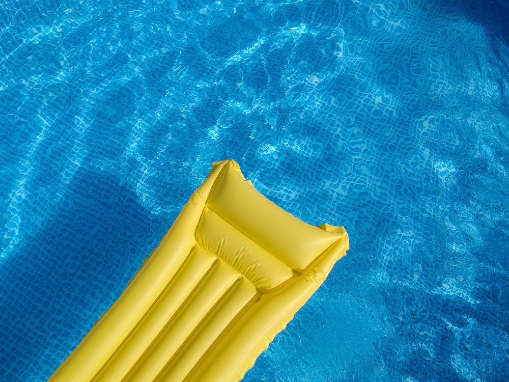 La taxe des piscines hors sol : comment cela affecte-t-il les propriétaires de biens immobiliers historiques ?