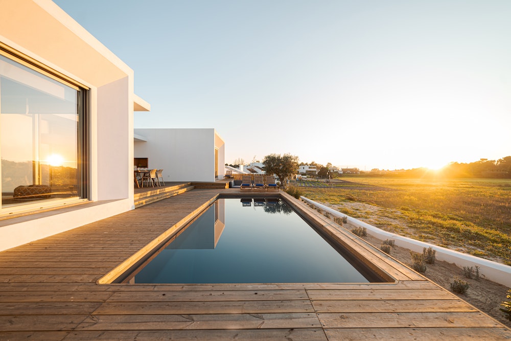 Comment la construction d'une piscine peut améliorer l'esthétique de votre bien immobilier