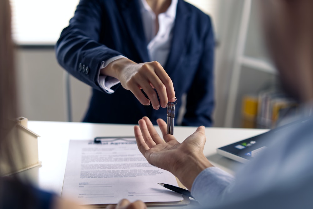 Agence immobilière à frais fixe ou agence classique : quelle option choisir ?
