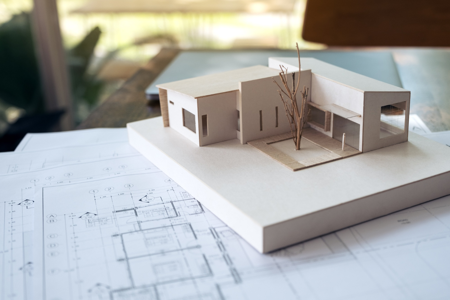 les plans d'une maison individuelle moderne sont posés sur un bureau d'étude